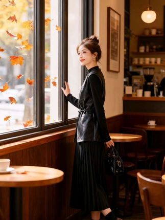 宝子们!这马甲套装绝了!棕色马甲配黑色百褶裙,复古又高级,腰带一系超显腰线,谁穿谁好看#每日分享 #减龄气质 #美搭尽显女神范 #新款 #时髦穿搭