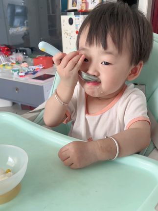 家里有娃的一定要给它安排一个这样的干饭勺,真的太方便了!它是这种小元宝的造型,平时给宝宝喂个饭、喂个汤啥的都特别合适,而且还是316L不锈钢材质的,用着也放心。#宝宝吃饭 #宝宝辅食 #自主进食的宝宝