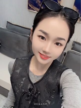 这款新中式马甲也太好看了吧,收到后一整个惊喜,非常重工的一件,高级又贵气,强烈推荐。#马甲 #新中式马甲 #国风马甲 #时髦洋气马甲推荐 #ootd穿搭