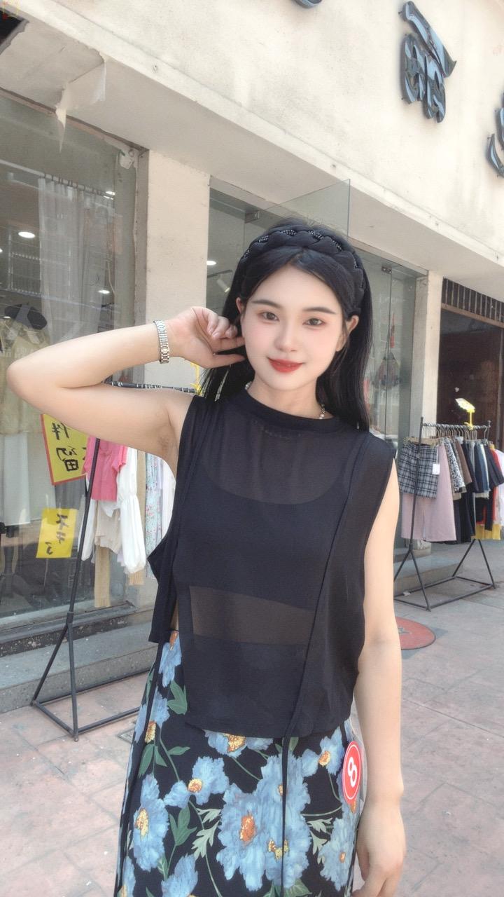 实体店女装老。#门口#15年的服装人#做自己的主角#艳丽女人#小玲家
