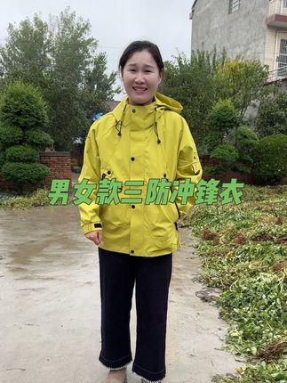 现在入手这个男女同款三防冲锋衣,真的是太划算了,天凉了早晚穿特别合适,不仅防风保暖,还时尚好看,这个价格买两件当情侣装穿也合适#冲锋衣男女同款 #冲锋衣 #冲锋衣推荐