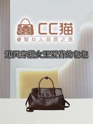 一只格调与功能都适配的手袋 伴你自在穿梭于熟悉街道 咖啡色似乎总有种动人的平静感 在智性风格之外 又多了一分,率性与不羁#美出高级感 #真皮女包 #简约大气 #精致女人必备