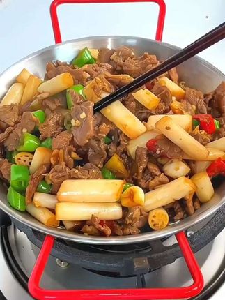 厨房里的万能选手非它莫属!开袋即食能当凉菜,和牛肉、五花肉同炒巨下饭,连调料都省了。低卡脆嫩,减脂期也能放心吃。#酸辣泡藕带