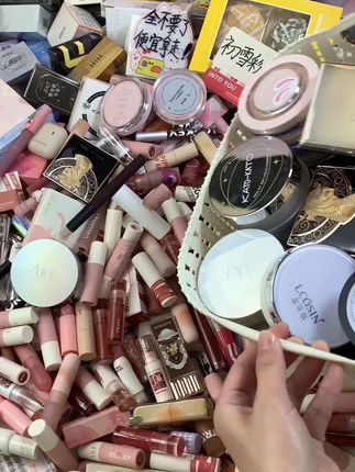 来呀！冲了～这里什么化妆品都有！ 来拿来拿！早上7.30开始，各种美妆都有。快快 直接来拿～#平价彩妆 #粉底液 #唇釉 #假睫毛 #散粉