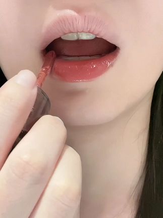 干唇救星…乌木玫瑰真的戳中温柔心! #口红试色 #新品 #无滤镜口红试色 #花洛莉亚唇部精华蜜#花洛莉亚双生蝴蝶系列