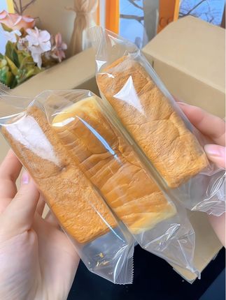 这款吐司面包 牛奶味的 很香浓也很松软 做早饭孩子放学做点心倒是蛮好的 有时候赶时间一片面包配牛奶一顿早饭解决了 时间宽裕点么做个三明治也蛮好的#早餐吃什么#吐司的神仙吃法 #面包 #大人孩子都爱吃#零食推荐