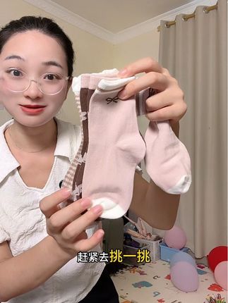 准备给孩子换袜子的可以看一下#五朵棉 家这款,新疆长绒棉的,柔软又亲肤,弹力也很大,特别好穿#母婴好物 #儿童袜子 #宝宝袜子#纯棉袜子