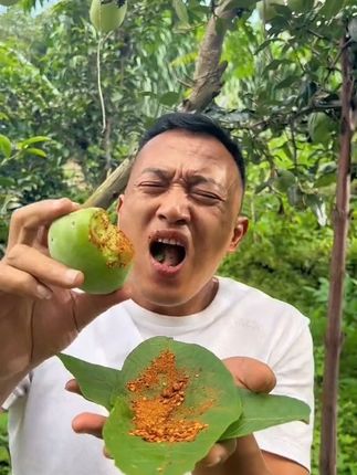 云南酸木瓜蘸辣椒粉,你们吃过吗?#酸木瓜 #云南酸木瓜 #云南酸木瓜到底有多酸