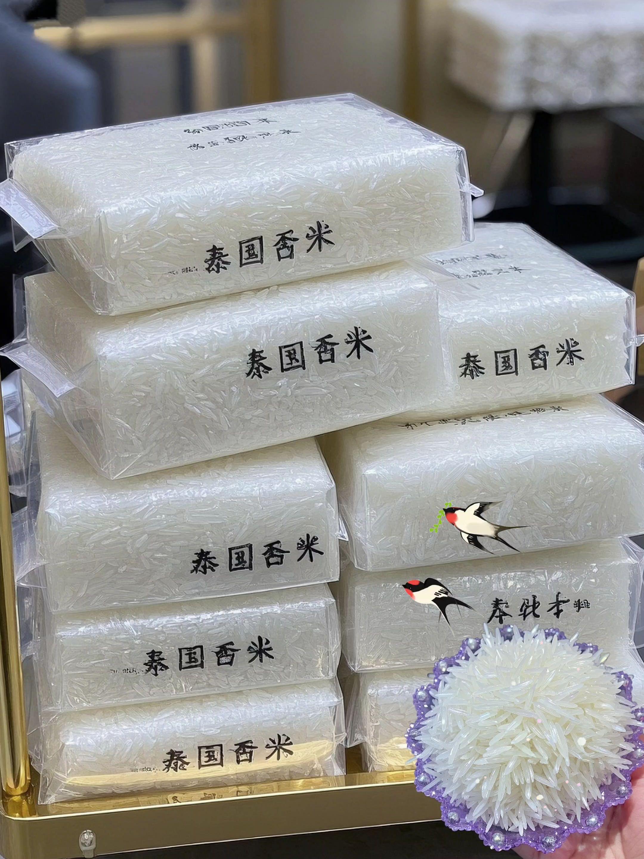 暮色漫进厨房时,终于寻到这袋让人心动的米——泰甄猫牙茉莉香米,连挑食的毛孩子都绕着饭锅转,一口便爱上。 它的模样先叫人惊艳:每粒米都修长如新月,裹着天然莹润光,像浸了夜露的珍珠,轻轻铺进白瓷碗里。等蒸锅冒起白汽,茉莉柔香混着稻米暖香漫出来,钻进鼻腔的瞬间,连呼吸都变甜了。 送进嘴里更觉惊喜,软糯中藏着刚好的嚼劲,清甜米香在舌尖慢慢化开。软却不烂、粘而不腻,不用配菜,空口吃都能把两大碗吃精光。 如今家里的饭香成了日常:老人捧着碗说有老味道,孩子追着要添饭,连嘴刁的朋友尝过,都急着问链接。这哪里是普通的米,分明是把烟火气酿成了诗意。 #大人孩子都爱吃#长粒香大米#妈呀太香了#好吃到停不下来#猫牙米
