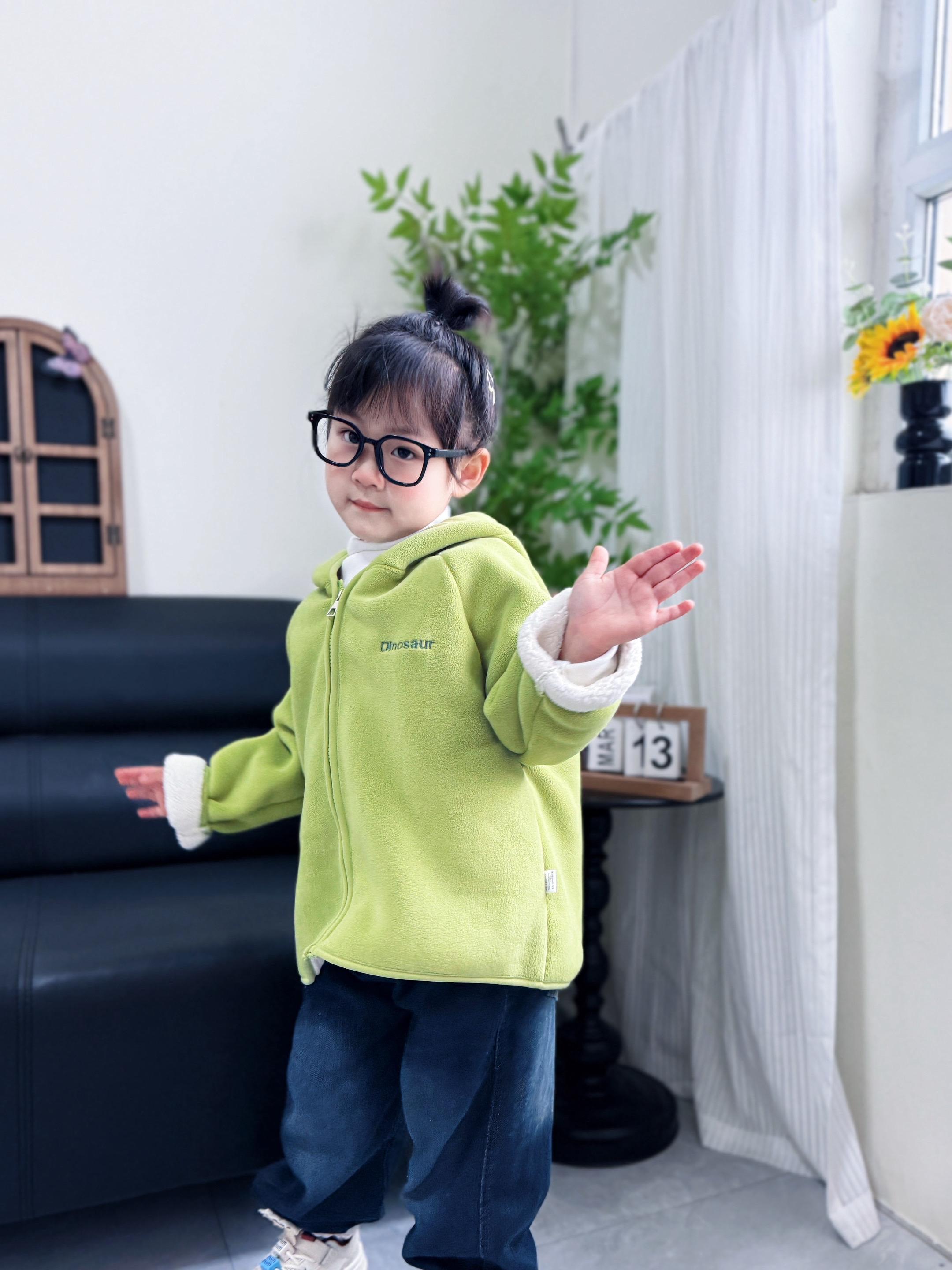 刚给你买了小秋衣 你又要小绒衣 看别人有了小棉服 你又要羽绒服 买衣服的速度永远赶不上降温的速度