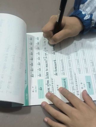 学霸们在家偷偷练的英语手写字帖,一边练字体,一边记单词!沉浸式的默写中!#每日学习打卡 #一起学习 #教育#英语手写体字帖