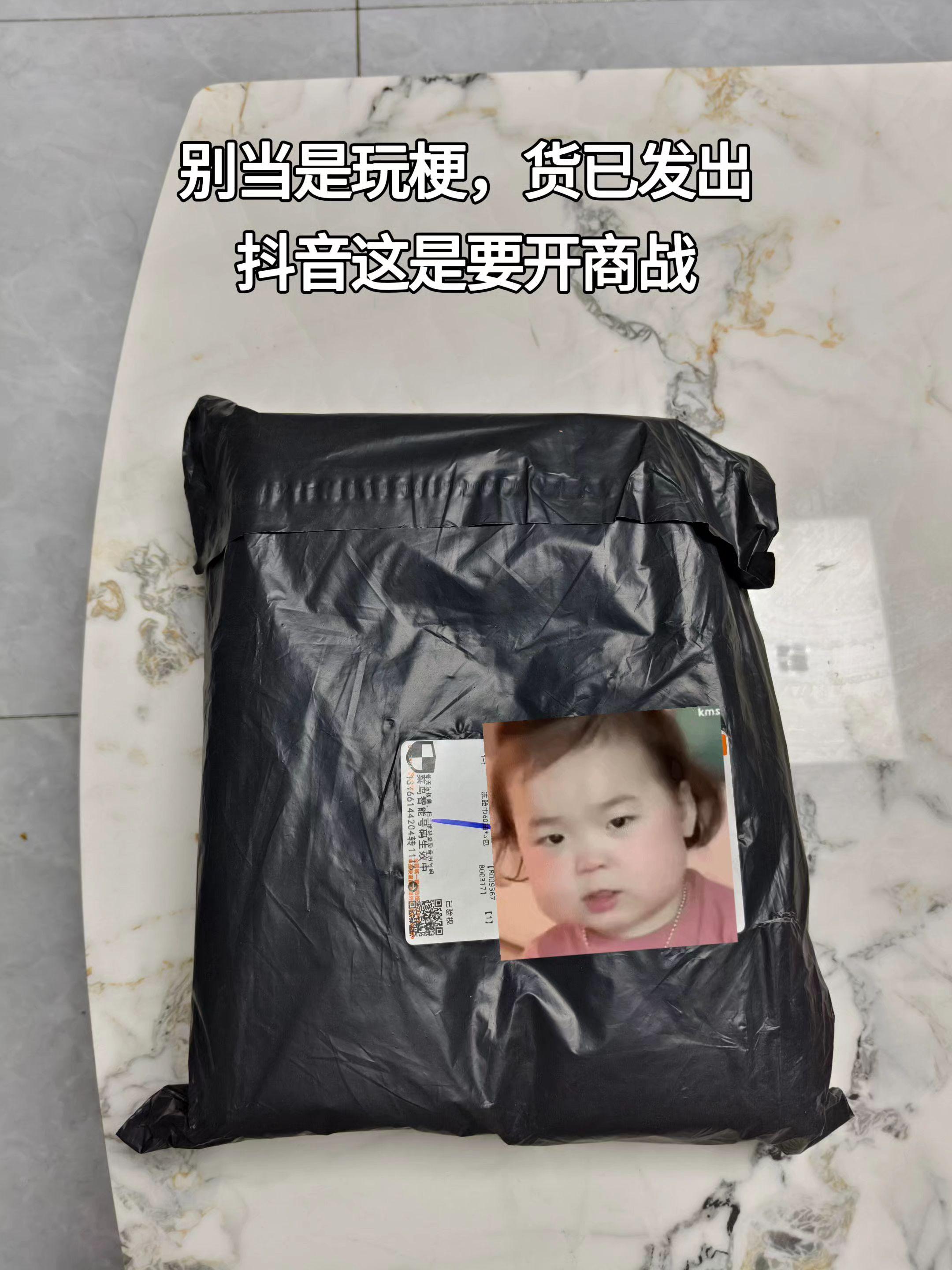 知道大家平时不缺纸,但这款是维达山茶花香手帕纸,这个价格能到手整整十二包!淡淡的山茶花香,像把雨后花园的味道融进纸巾里,好闻得让人忍不住开心~每张纸上都印着精致山茶花图案,纸张加大加厚,摸起来柔软亲肤,韧性也够,湿水不容易破,应急当擦手巾用都可以,趁现在划算,姐妹们可以放心入!#维达山茶花手帕纸 #手帕纸推荐 #生活用品