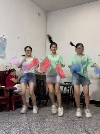 #抓袋子舞 #鸟儿摇 已安排,你们眼中的叶澜依,小蓝姐姐和谢娜都来咯,留下告诉我你是哪个的铁粉呀
