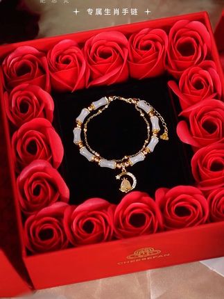 收到这个七夕礼物的女生太幸福了吧!有你竹够生肖手链,“玉”你携手,就“竹”够幸福#七夕礼物 #仪式感不能少 #情侣 #惊喜 #手链