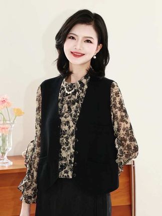 #穿搭 #显瘦穿搭 #小个子穿搭 #马甲#秋冬穿搭 自由简意 四平针纯色v领单排扣无袖针织马甲女