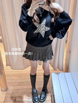 秋天就是穿卫衣的季节!#斜肩卫衣 #卫衣穿搭 #梨形身材穿搭 #显瘦穿搭 #露肩上衣