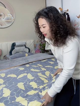 天气冷了,好多宝宝想要绒毛的四件套,这个绒很厚实,来近距离感受一下,质感超级好,绒毛绵密柔软,直接接触皮肤也是超级舒服,适合裸睡。而且颜色也很高级,双面都是绒,冬天躺在被窝里就不想起来了,这个绒毛四件套真的太喜欢了,赶紧安排起来吧!