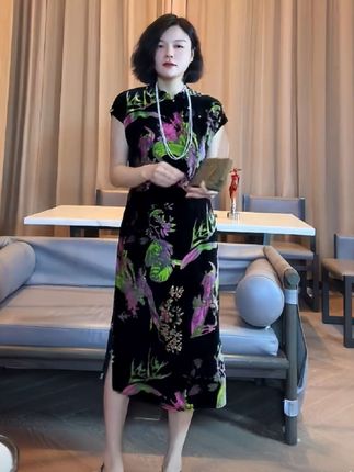 TANTAN 真丝丝绒 气质绿紫印花旗袍 #新品上新 #高级感穿搭 #谁穿谁好看 #一套好的衣服可以让你不动声色的美 #胖瘦穿都好看 @老谭私服