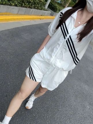 焦虑个毛线,这个年纪了,得不到的就不要,不是好的就扔掉,整理一下自己的心情,忘记那些不愉快的往事,听听音乐,跑跑步,看看风景,说能说的话, 做可做的事,走该走的路,见想见的人,必须有个好心情,没有好心情,就没有好日子,所以,我们不能让心情生病