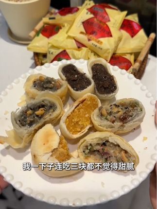 好吃到掉渣的酥皮月饼 儿时的回忆 几代人都爱吃 没有精美的包装 成本都做到馅儿里面了 老人小孩都爱#中秋月饼 #酥皮月饼 #超便宜超划算 #还没到中秋就馋月饼了 #你爱吃什么月饼