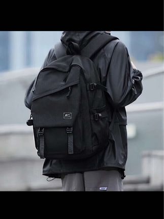 #双肩背包 还在纠结给孩子选什么样的书包吗?快来看看我们家的回力大容量双肩包吧!它是大容量的设计,能轻松放下孩子的课本和文具,而且非常轻便,孩子背着不会觉得沉重,无论是上学还是出门游玩都非常合适。喜欢的朋友赶快点击下方链接购买吧,让孩子背上更好的书包!#背包 #强烈推荐 #开学必备 #学生书包
