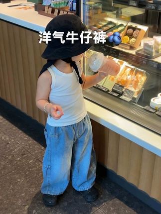 白背心牛仔裤🥛🫐 小朋友就得这么穿 随意舒适👌🏻 #今日穿搭 #韩系穿搭 #简约大方