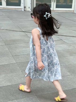 写给我的女儿 人生是旷野而非轨道 你来到这个世界不是为了考名校 不是为了报答我 而是来看花怎么开 水怎么流 太阳怎么升起 夕阳何时落下 以热爱度过这一生 你永远是自由的 永远是美丽的 不应该被条条框框所束缚你有自己的灵魂 这一生都要以自己为中心 为自己而活 去看世界 去看远方 我要你为自己热烈而灿烂的活着 去阅书 去越山 去悦己 妈妈永远在背后支持你 尊重你的决定 #我的女孩👧🏻 #陪你长大 #女童连衣裙 #生女儿就是用来打扮的