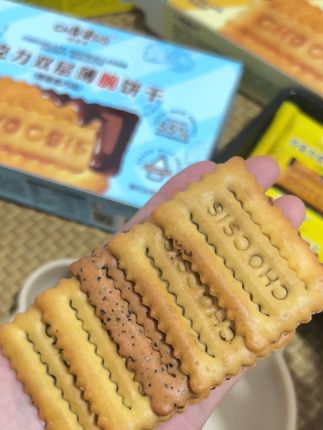 酥酥脆脆的外皮夹着巧克力的醇香,一口下去双重口感,真的太绝了#巧兮兮 #巧克力薄脆 #这也太好吃了 #休闲零食 #巧克力控