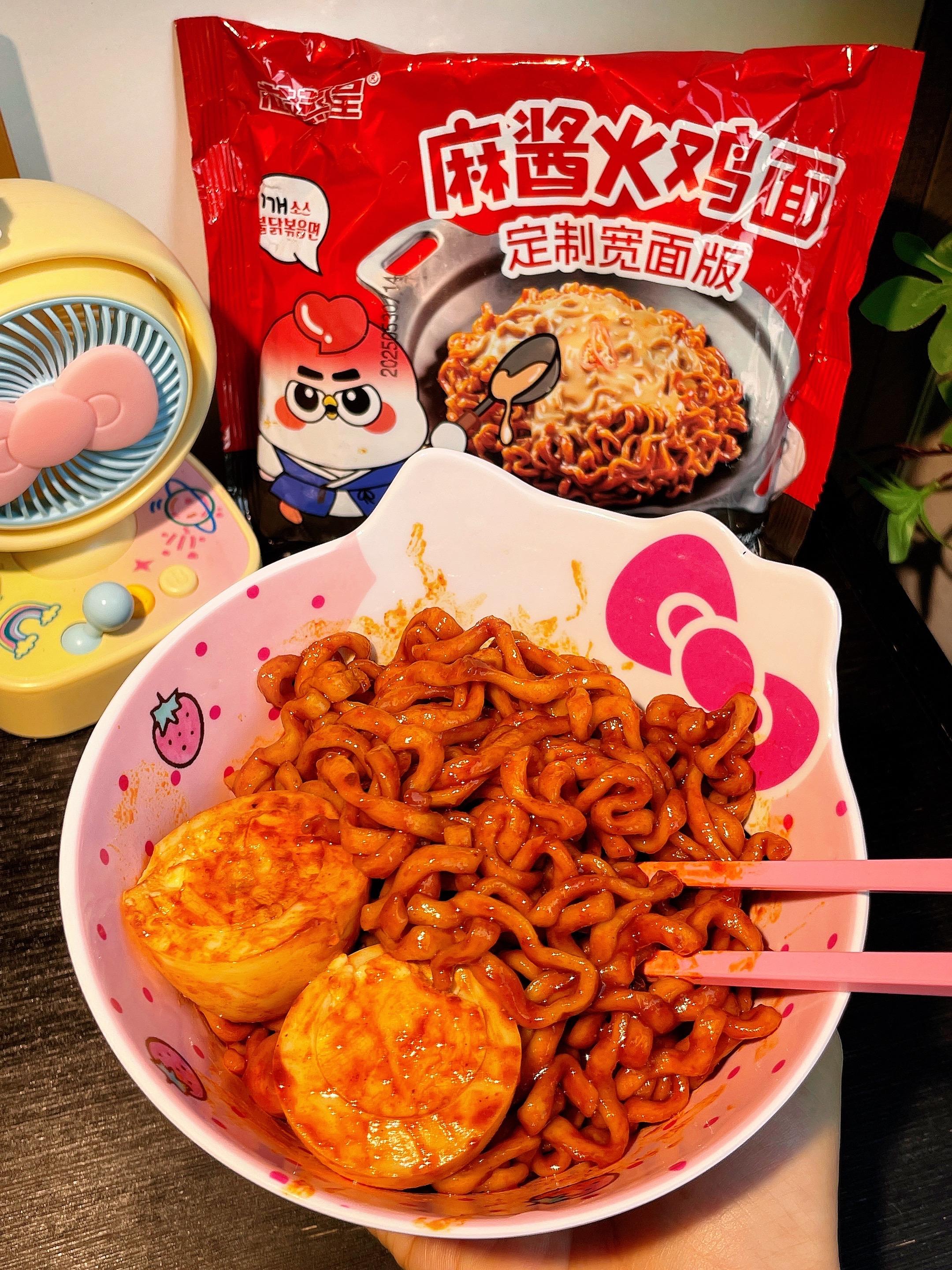 如果没有爱的话 那卧室离厨房的距离太远了#灵魂宵夜 #速食美食 #火鸡面 #超便宜超划算 #无限回购的宝藏单品