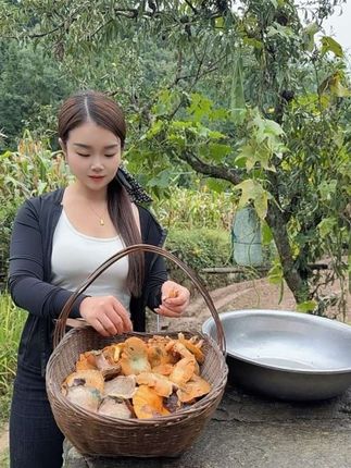 家乡有烟火气,有归属感,有捡不完的野生菌,野生板栗和瓜果#农村生活