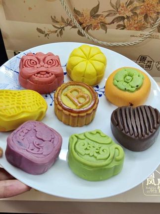 哇!谁能拒绝中秋节收到这么好美的新中式国风月饼礼盒呢,不仅好看,口味还多样#中秋节#月饼礼盒#碧翠园月饼