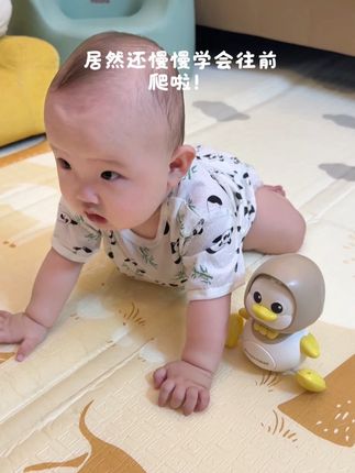 巨萌的摇摆鸭,注意力全被它吸引了,练抬头练爬行手拿把掐的#婴儿玩具 #摇摆鸭 #宝宝学爬玩具 #练抬头玩具 #带娃神器