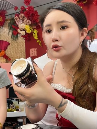 在家带娃,出门上班懒得化妆的姐妹,就用这个素颜贵妇膏,0粉感,两分钟搞定你的底妆,牛奶慕斯的质地,不假白好推开#贵妇膏 #懒人霜素颜霜