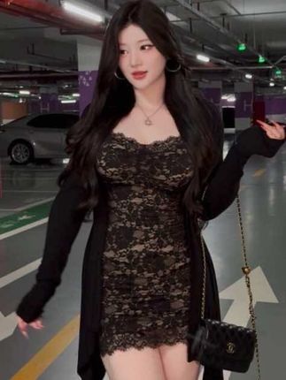 上身后曲线毕现,而且还是蕾丝的设计元素,又纯又欲的感觉一下子就出来了。它的弹性超高,不管你是梨形身材还是苹果型身材都能驾驭#今日穿搭 #高级感穿搭 #辣妹穿搭 #黑色连衣裙 #大码赫本裙