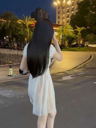 #日常分享 #短裙穿搭 #街拍小姐姐穿搭秀