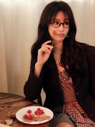 杨紫依旧有亿点点抽象
今天依旧是那个抽象的杨紫,整个直播氛围都超级好,杨紫依旧超级搞笑!
#杨紫 说马上就要进组#玉兰花开君再来 ,大家很快就能看到#董竹君 啦!#创作者扶持计划 #强烈推荐
@DOU+小助手 @抖音小助手 @DOU+上热门