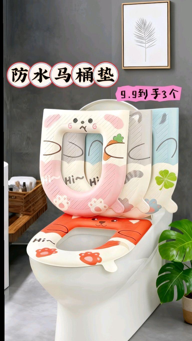 #马桶垫 #好物推荐🔥 #马桶垫四季通用 #居家好物 #马桶垫推荐 四季通用马桶垫,舒适守护每一刻 这款马桶垫专为四季使用设计,告别季节更换烦恼。精选柔软亲肤面料,触感细腻不刺激,久坐也不闷汗,秋冬温暖不冰臀,春夏透气不粘肤。 防滑设计很贴心,底部防滑颗粒牢牢贴合马桶圈,起身、落座不易移位,全家使用更安心。安装简单,一铺即可,清洁也方便,机洗水洗都不易变形,多次洗涤仍保持柔软质感。 多种简约颜色可选,轻松搭配不同卫浴风格,让日常如厕也能拥有舒适体验,给家人一份细致的呵护,提升居家生活幸福感。