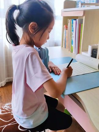 孩子老是趴着做作业,我给他安排了这个坐姿矫正器,孩子不管是写作业还是阅读都是坐的端端正正,老公一天夸我好几遍#儿童坐姿矫正器 #坐姿矫正器 #坐姿 #坐姿养成器 #文具安利