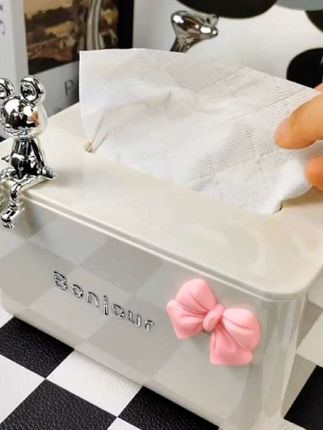 家里一定要有一个这样的纸巾盒,这张抽出来,下一张也得跟着出来。它里面配有一个弹簧,哪怕用到最后一张也能顶上来。关键它的颜值也很高,放在哪里都很好看,还可以当个摆件。#纸巾盒 #弹簧纸巾盒 #轻奢纸巾盒 #抽纸盒 #高颜值纸巾盒 @DOU+小助手 @DOU+上热门 @巨量千川