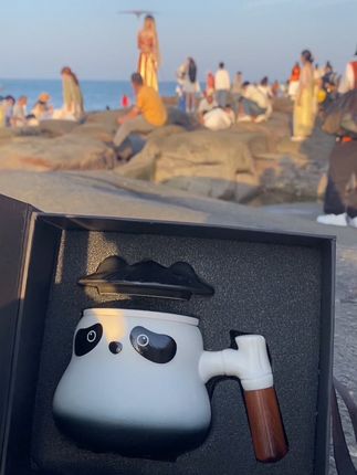 你走后的天依旧蓝,若当时再抱紧些……熊猫茶咖杯盛着怅惘,茶水分离时,像把遗憾滤进茶底,留余温在掌心✨