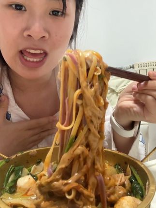 这个真的好吃的我不行了,黏黏糊糊,特别够味!!!!闺蜜们一定要试一试!!!!!真的神了,特别特别特别好吃!!!!!!是我目前吃过最好吃的速食麻辣烫!!!#美食 #太好吃了 #黏糊麻辣烫 #超好吃 #好吃到停不下来