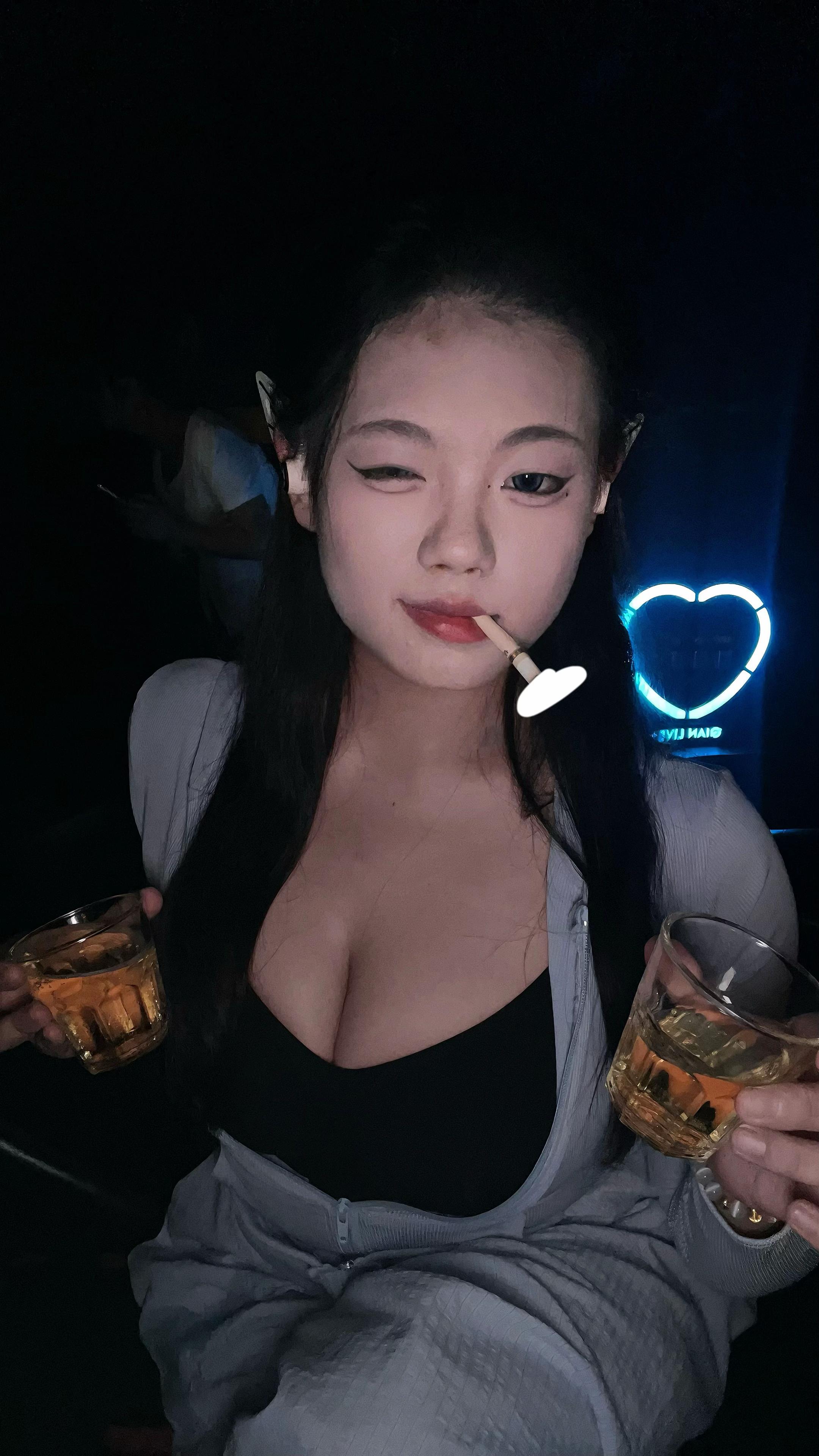 在19岁痛哭算什么呢,又不是抱着孩子,看着无能的老公哭,喝两杯哄哄自己得了# 微胖女生 #拍照姿势 #性感小性感