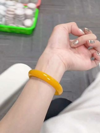 腕间的暖阳色!这款黄玛瑙中宽条平安镯太美了,玉髓质地温润细腻,自然光下泛着柔和光泽。暖黄色调自带温柔滤镜,搭配白衬衫或碎花裙,通勤约会都能hold住,轻松提升穿搭质感#玉石魅力 #玛瑙手镯 #黄玛瑙 #性价比超高 #超好看