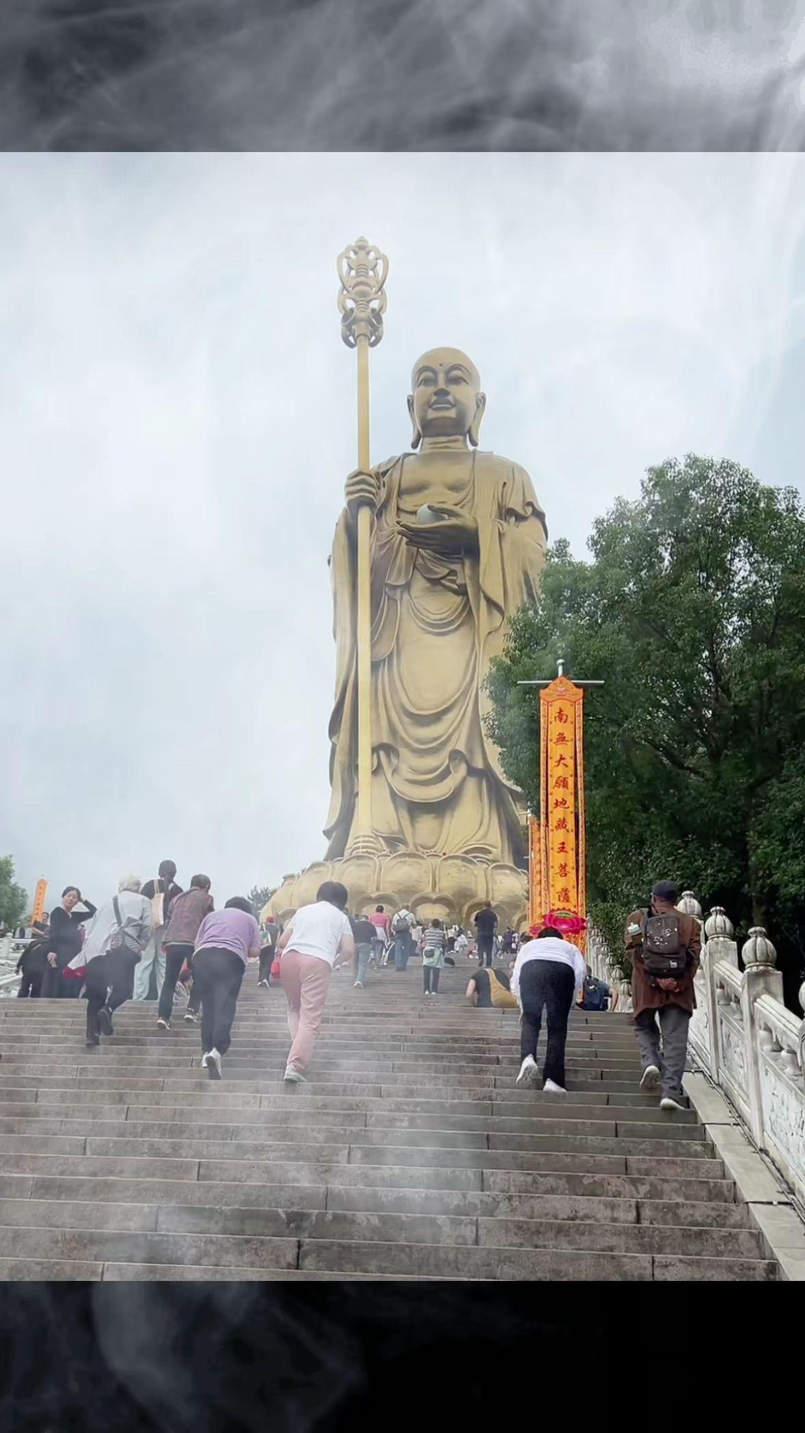 三年前在三亚海棠湾沙滩,我们一起的很多人,人群中一大师走到我跟前说姑娘9月去趟九华山对你有好,这串佛珠你收着护你平安,我感谢到随即扫码请个平安,回来之后想去的心有好几年了,但总觉会因为各种事情没去成,这月猛然觉得是时候了订票#地藏王菩萨诞辰日