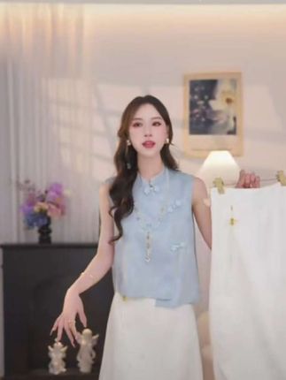 #高定系列 夏天来了,这条国风提花缎面半身裙真的太美了!它是今年的夏季新款,穿上特别好看。这条裙子采用了独特的提花工艺,让整个裙身看起来很有质感,喜欢的朋友赶紧点击下方链接购买吧!#显瘦穿搭 #谁穿谁好看 #精致女人必备 #古典美