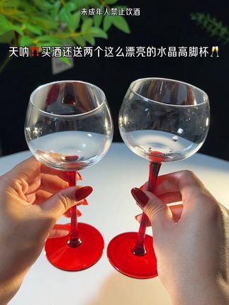 #果小酒 真的太懂我们女生了,买酒就送这么漂亮的水晶高脚杯🥂和针织手提包包,还有8瓶漂亮的小果酒,鲜果花朵糯米发酵,开瓶花果香四溢,入口鲜甜爆汁巨好喝,5度微醺,喜欢微醺的姐妹千万别错过!#仙女都在喝什么 #强烈推荐 #好喝不贵 #果酒