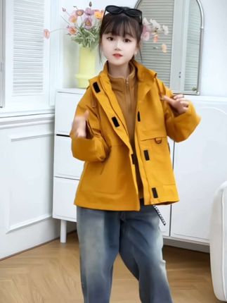 #我要上热门 还在给孩子穿普通的外套吗?快来看看这件女童冲锋衣吧!它采用的是防泼水的面料,下雨天也不用担心淋湿了,而且它是防风又保暖的设计,特别适合秋冬天去穿。这么好看的冲锋衣,还是三合一的款式,真的太酷了,赶紧给你家的小公主安排上吧!#春秋穿搭 #三合一冲锋衣 #高品质童装 #一衣多穿