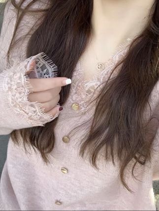 #秋冬穿搭 #V领针织上衣#洋气减龄 #甜美穿搭 #单穿内搭都好看 好温柔~2025秋季新款甜美V领蕾丝拼接套头毛衣针织衫长袖上衣女