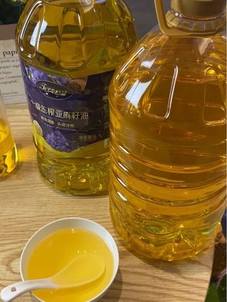 一级压榨亚麻籽油 天然营养 健康美味 滴滴清香 一级压榨亚麻籽 精选优质亚麻籽,采用一级物理压榨工艺,留存天然营养与醇香。膳食纤维,无添加更安心。可拌沙拉、加酸奶、冲饮品,轻松融入日常饮食,为健康生活添一份天然滋养,老少皆宜的营养好选择。#一级压榨亚麻籽油#亚麻籽油#亚麻籽油功效与作用 #亚麻籽油食用方法