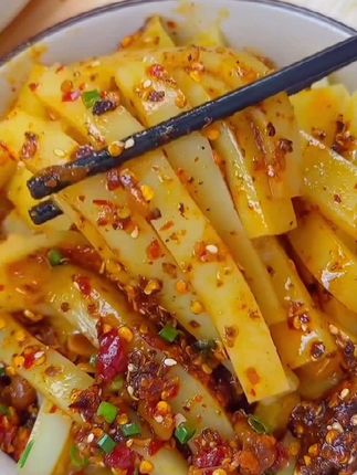 #贵州特产 我们贵州铜仁的特产米豆腐好吃得很哦,切好后淋上红油辣椒和调料拌匀后就可以吃了!#地方特色美食#好吃到停不下来#新农人生活 #抖音美食推荐官